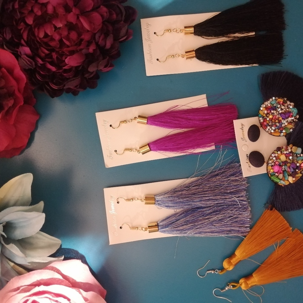 5 pairs of fashion earrings.